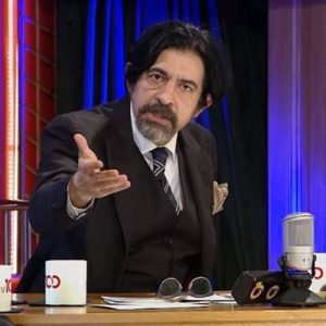 Okan Bayülgen, TV100 ekranlarında yayınlanan Uykusuzlar Kulübü programında sosyete kasabı