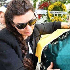 Yönetmen ve oyuncu Hamdi Alkan’ın, Enis Fosforoğlu’nun cenazesinde tabuta kapanıp