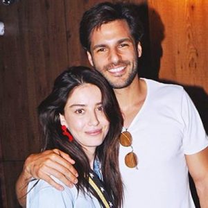 ‘Kiraz Mevsimi’nde birlikte rol aldıktan sonra aşk yaşamaya başlayan Özge