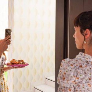 Başrollerini Gupse Özay, Merve Dizdar, Ferit Aktuğ ve Uraz Kaygılaroğlu’nun