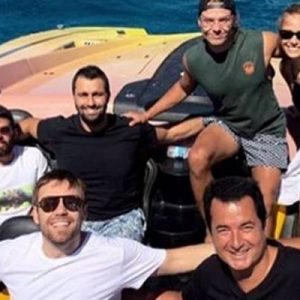 Acun Ilıcalı’nın Çeşme açıklarında paylaştığı poz ilgi çekti. Ilıcalı’nın teknesinden