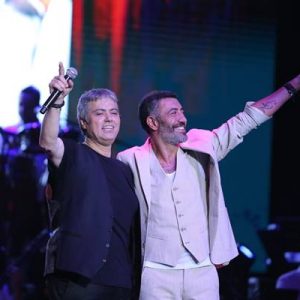 Arabesk müziğin sevilen isimleri Cengiz Kurtoğlu ve Hakan Altun, önceki