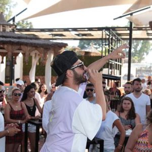 Emre Kaya, geçtiğimiz gün Bodrum Yalıkavak Tren Beach Club’te sahne