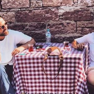 Oyuncu çift Erkan Kolçak Köstendil ile Cansu Tosun, karavan tatiline