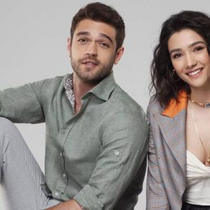 Yaz dizisi olarak ekran hayatına başlayan ve kısa sürede sevilen
