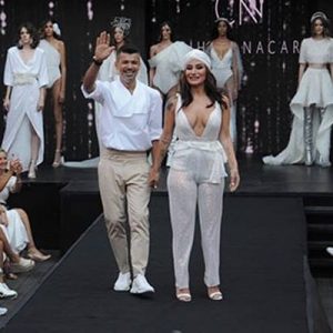 İzmir’in Çeşme ilçesinde gerçekleştirilen defilede, ünlü pop şarkıcısı İrem Derici