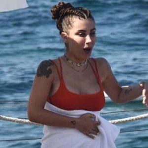 Bodrum tatiline devam eden İrem Derici, önceki gün Yalıkavak Root’taydı.