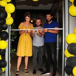 Oyuncu Tolga Mendi ile manken Şebnem Schaefer, ortak bir arkadaşlarının