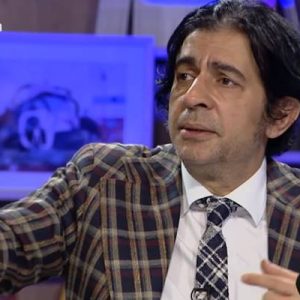 Ünlü şovmen Okan Bayülgen Instagram hesabından yeni imajının fotoğraflarını “Kafayı
