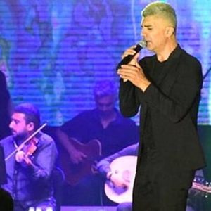 Geçtiğimiz günlerde eşi Feyza Aktan’dan boşanan ünlü sanatçı Özcan Deniz,