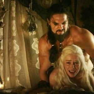 HBO’nun “mahremlik koordinatörü” bu sahneler için özel çamaşırlar kullanıldığını belirtti.