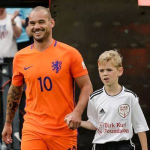 Hollandalı futbolcu Wesley Sneijder, aktif futbolculuk kariyerine son verdiğini açıkladı.