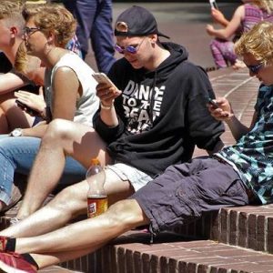 Günde 5 saatten uzun akıllı telefon kullanan gençlerde, ileride obezite