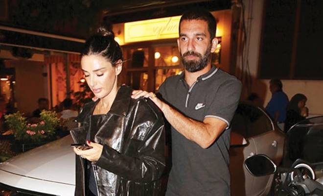 Medipol Başakşehirli milli futbolcu Arda Turan, eşi Aslıhan Doğan ile