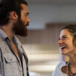 ‘Erkenci Kuş’ dizisinde Can Yaman ile başrolü paylaşan Demet Özdemir,