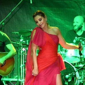 Önceki gün Kıbrıs’ta sahne alan şarkıcı Funda Arar, fıstık yeşili