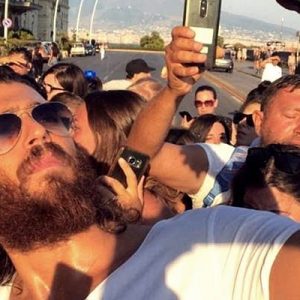 İtalya’da küçük çaplı bir izdihama neden olan Can Yaman, ülkede