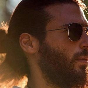 Can Yaman ve Demet Özdemir ikilisinin aşk bilmecesi bitmek bilmiyor.