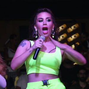 Antalya’nın Kemer ilçesinde sahneye çıkan pop şarkıcısı İrem Derici, “Ne