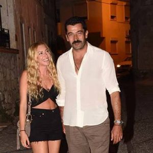 Bayram tatili için Çeşme’ye giden oyuncu çift Sinem Kobal ile