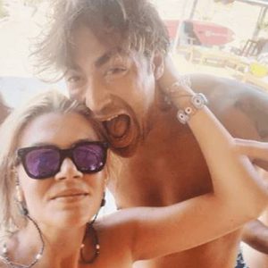 Oyuncu Sarp Levendoğlu, kendisi gibi oyuncu sevgilisi Derya Şensoy ile