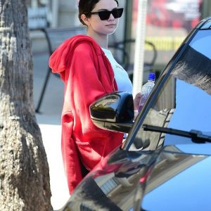 Şarkıcı Selena Gomez, bir oyunda sanal benzerini izinsiz kullanıldığı gerekçesiyle