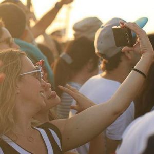 Selfie açısı cinsiyete göre değişiyor. Telefonunuzu karşı cinsten bir arkadaşınıza