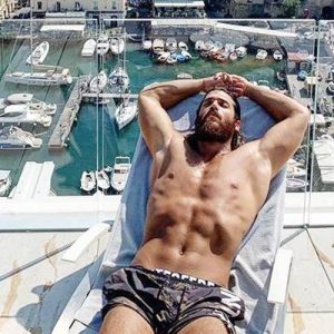 Can Yaman’ın Napoli’de bir modelle yakınlaştığı iddia edildi. İtalyan manken