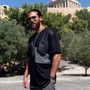 Can Yaman, Yunanistan’ın televizyon dergisi 7MepezTV’ye kapak oldu. Hakkında merak
