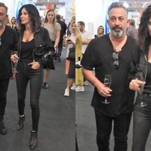 Cem Yılmaz, sevgilisi Defne Samyeli ile Contemporary İstanbul fuarına katıldı.