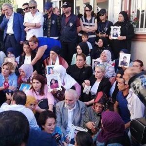 Aralarında Hülya Koçyiğit, Muazzez Ersoy, Gülben Ergen, Yavuz Bingöl, Cengiz