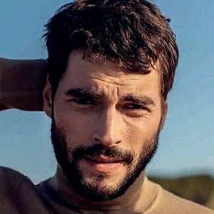 Hercai dizisiyle yıldızı parlayan oyuncu Akın Akınözü, sosyal medya hesabından