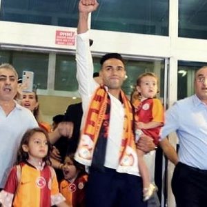 Galatasaray’ın yeni yıldızı Falcao’yu taşıyan uçak İstanbul’a indi. Sarı-Kırmızılı ekibin