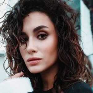 Güneşi Beklerken adlı diziyle yıldızını parlatan Hande Doğandemir, arkadaşları ile