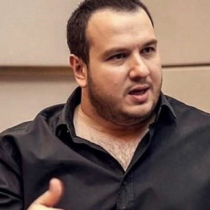 Oyuncu Şahan Gökbakar, Elazığ’da gerçekleşen deprem sonrası depremzedeler için bağışta