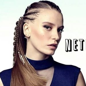 Fi dizisi ile dijitale damga vuran güzel oyuncu Serenay Sarıkaya,