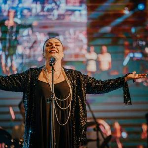 İzel, geçtiğimiz gün Kapadokya’da festival kapsamında konser verdi. 15 yıl