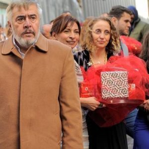 ‘Cinayet Süsü’nde düğünleri aratmayan baskın sahnesi izleyenleri kahkahaya boğacak. Yapımcılığını