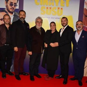 Sezonun büyük merakla beklenen sinema filmi “Cinayet Süsü”nün galasında ünlü