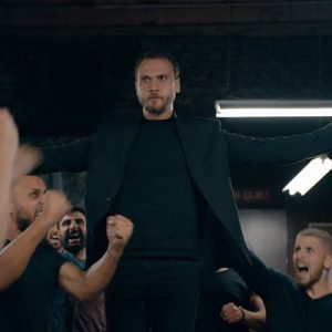 Show TV’de yayınlanan Çukur dizisindeki bir sahnede avukat rolündeki oyuncunun