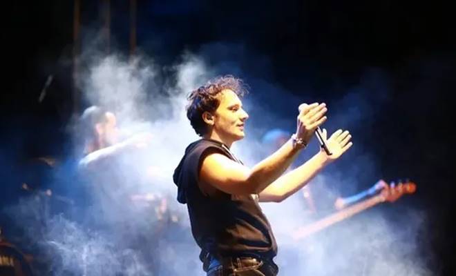 Türk pop müziğinin sevilen isimlerinden Edis, doğup büyüdüğü İzmir’deki konserinde