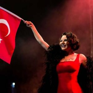 Ünlü şarkıcı Göksel’in Adana Belediyesi tarafından 29 Ekim Cumhuriyet Bayramı