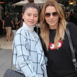 Popçu Hadise, ablası Hülya Açıkgöz’den sonra modacı kardeşi Derya ile
