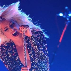Dünyaca ünlü Amerikalı şarkıcı Lady Gaga, sosyal medya hesabından çırılçıplak