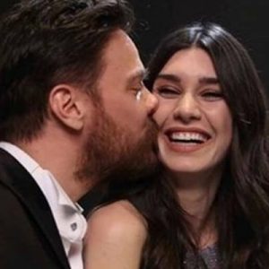Ünlü şarkıcı Sinan Akçıl, 9 aydır evli olduğu sevgilisi Burcu