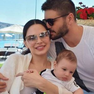 Tolgahan Sayışman ile eşi Almeda Abazi, bir ev aletleri markasından