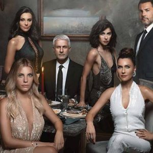 Fox TV’nin sevilen dizisi Yasak Elma’nın çekimleri koronavirüs nedeniyle durdurulmuştu.