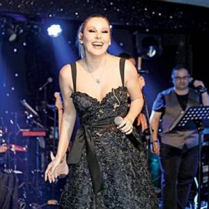 Türk pop müziğinin güçlü sesi Funda Arar geçtiğimiz akşam Sinan