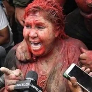 Bolivya’nın Vinto kasabasının belediye başkanı Patricia Arce’nin saçını zorla kesen