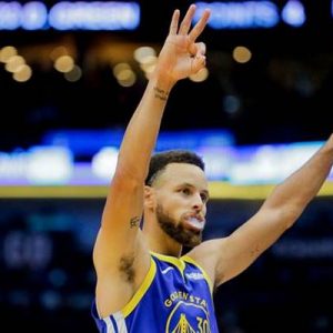 NBA takımlarından Golden State Warriors’ın Phoenix Suns ile oynadığı karşılaşmada